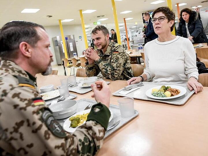 Verteidigungsministerin Annegret Kramp-Karrenbauer isst bei ihrem ersten Besuch in Afghanistan mit Bundeswehrsoldaten zu Abend.