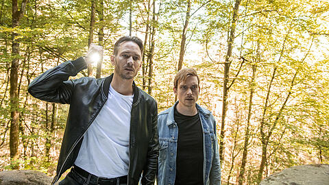 Die Hauptkommissare Leo Hölzer (Vladimir Burlakov) und Adam Schürk (Daniel Sträßer) auf Spurensuche.