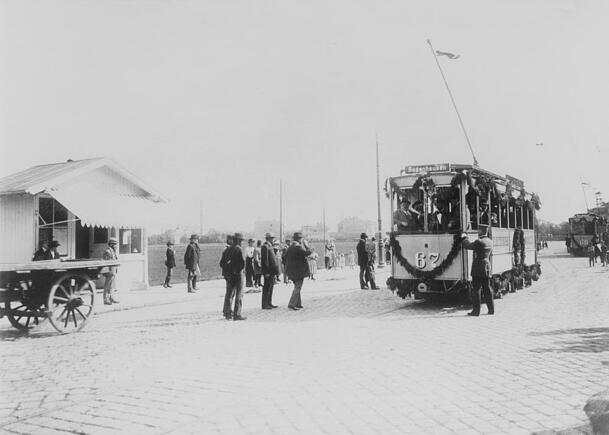 22. Juni 1898: eine Probefahrt auf der elektrischen Trambahnlinie Hauptbahnhof (Arnulfstraße) - Bogenhausen. Solche Ereignisse streift das Buch nebenbei. 22. Juni 1898: eine Probefahrt auf der elektrischen Trambahnlinie Hauptbahnhof (Arnulfstraße) - Bogenhausen. Solche Ereignisse streift das Buch nebenbei.