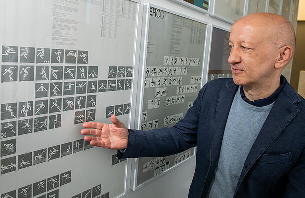 Im Archiv der Hochschule für Gestaltung erläutert Archivleiter Martin Mäntele Piktogramme, die Otl Aicher gestaltete. Im Archiv der Hochschule für Gestaltung erläutert Archivleiter Martin Mäntele Piktogramme, die Otl Aicher gestaltete.