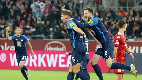 FCK-Torschütze Kevin Kraus (M) gewann mit Aufsteiger Kaiserslautern in Düsseldorf.