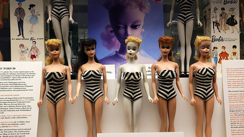 Auch eine beachtliche Barbie-Sammlung gibt's zu bestaunen. Die frühen Modelle gab's immer in drei Haarfarben: rot, blond und schwarz. Auch eine beachtliche Barbie-Sammlung gibt's zu bestaunen. Die frühen Modelle gab's immer in drei Haarfarben: rot, blond und schwarz.