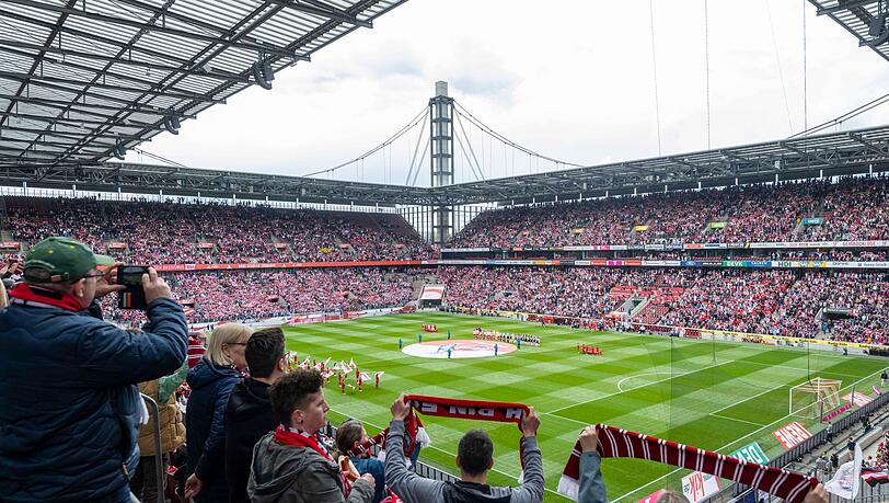 In Köln kamen fast 40.000 Fans ins Stadion. In Köln kamen fast 40.000 Fans ins Stadion.