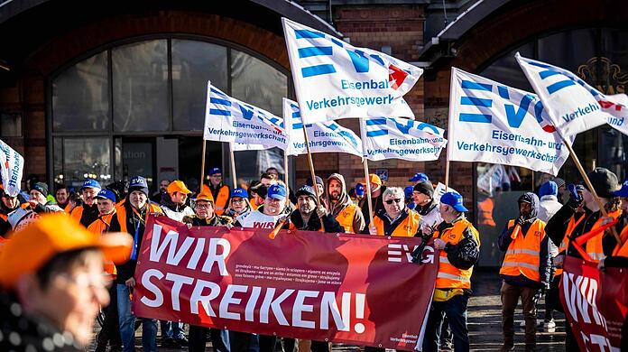 Am 27. März gab es einen bundesweiten Warnstreik: EVG und Verdi hatten sich zusammengetan und so beinahe den gesamten Verkehr deutschlandweit lahmgelegt.