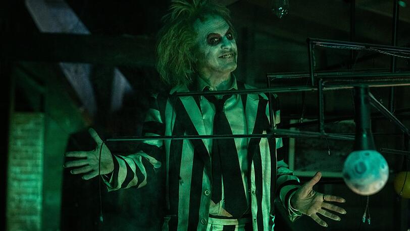 Michael Keaton ist als Beetlejuice zurück - über 35 Jahre nach seinem ersten Auftritt als Lottergeist. Michael Keaton ist als Beetlejuice zurück - über 35 Jahre nach seinem ersten Auftritt als Lottergeist.