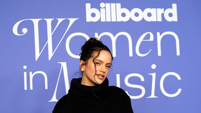 Rosalía hat in Barcelona ihr neues Album "Lux" erstmals einem größeren Publikum vorgestellt. Rosalía hat in Barcelona ihr neues Album "Lux" erstmals einem größeren Publikum vorgestellt.