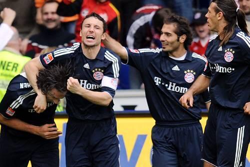 Kapitän Van Bommel, Hamit Altintop und Demichelis beim kollektiven Jubel: Die Bayern sind wieder enger zusammengerückt.