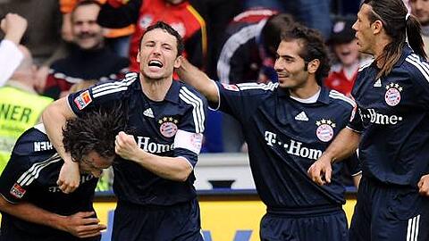 Kapitän Van Bommel, Hamit Altintop und Demichelis beim kollektiven Jubel: Die Bayern sind wieder enger zusammengerückt.