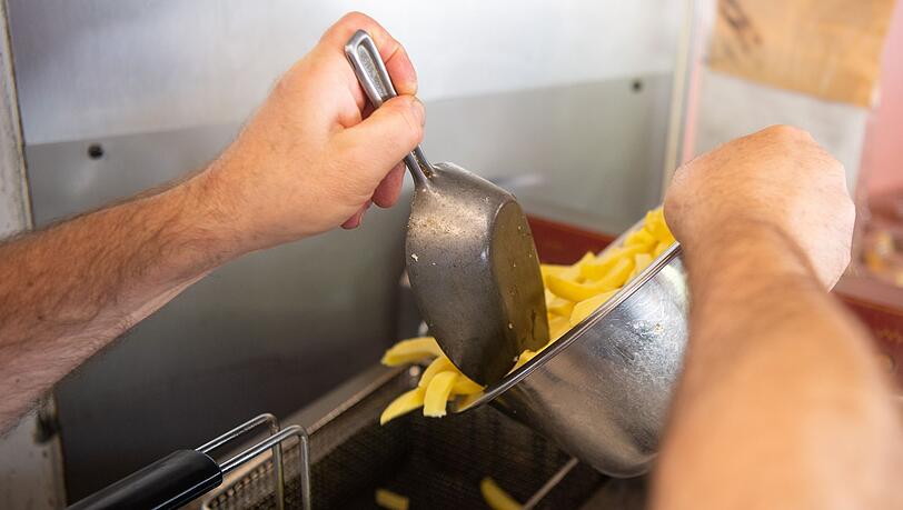 Altes Fett und Öl etwa aus Fritteusen der Gastronomie ist ein begehrtes Diebesgut. (Archivbild)