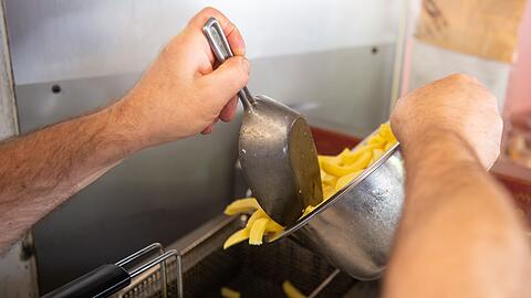 Altes Fett und Öl etwa aus Fritteusen der Gastronomie ist ein begehrtes Diebesgut. (Archivbild)
