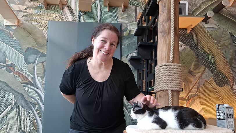 Alex Brill (52) besucht den Katzentempel in Freiham h&auml;ufiger. &Uuml;ber die Yoga-Stunde freut sie, dass sie so mehr von den Katzen habe.