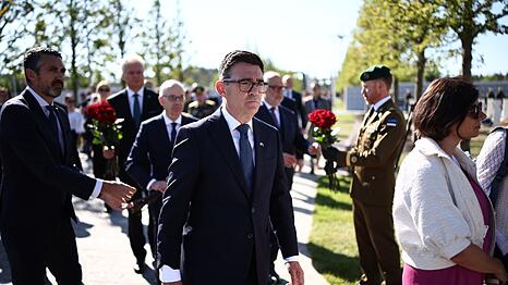 Der britische Premierminister Andy Burnham sicherte der Ukraine bei einem Besuch in Kiew weitere milit&auml;rische Unterst&uuml;tzung zu.