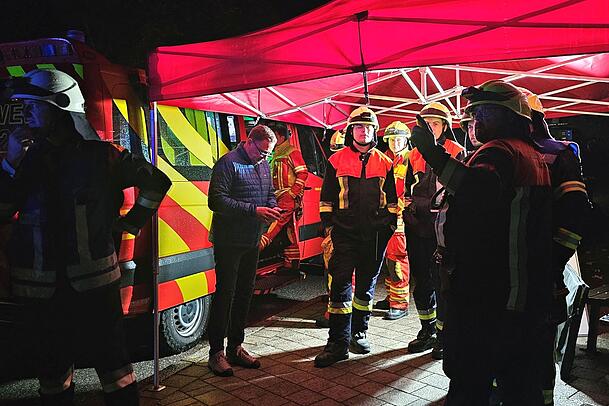 Die Feuerwehr war die ganze Nacht im Einsatz. Die Feuerwehr war die ganze Nacht im Einsatz.