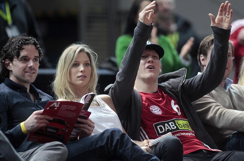 Gut gelaunt: Bastian Schweinsteiger mit seiner Sarah beim Basketball