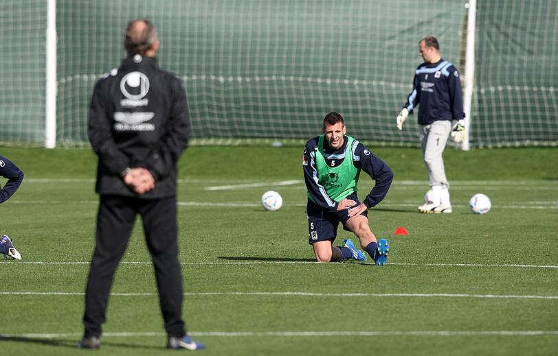 Mit dem Aston-Martin-Logo auf der Brust: Guillermo Vallori hat zum ersten Mal mit den Löwen traininert. So hat er sich angestellt: Die Bilder