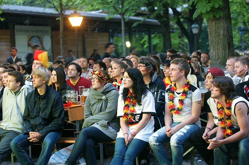 Public Viewing am Nockherberg und in dwer Kultfabrik, Basti Schweinsteiger hängt im Foto quer über die Reichenbachssraße, die Bilder vom Fußball-Wahnsinn aus München.