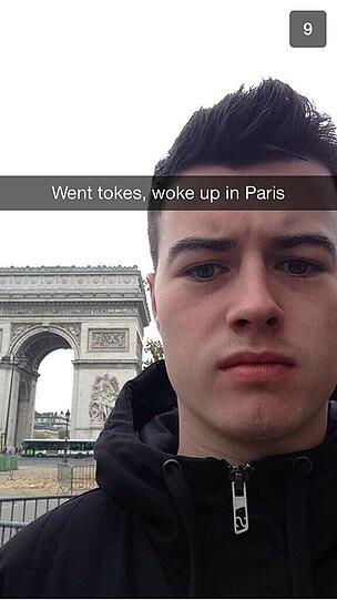 Noch etwas verkatert, postet der Brite ein Bild von sich in Paris
