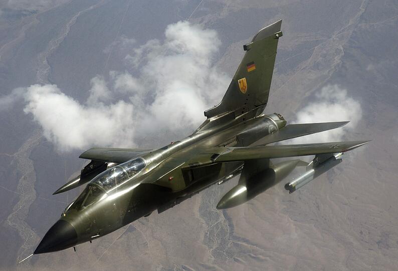 Der Tornado: Das zweisitzige Kampflugzeug ist 1973 bis 1999 von der deutschen Firma Panavia Aircraft GmbH mit Sitz in Hallbergmoos hergestellt worden und wird von den Streitkräften Deutschlands, Großbritanniens, Italiens und Saudi-Arabiens eingesetzt.