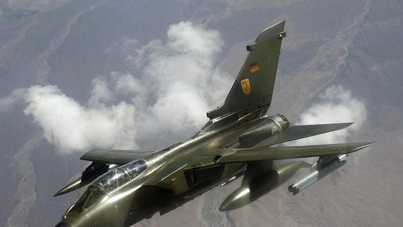 Der Tornado: Das zweisitzige Kampflugzeug ist 1973 bis 1999 von der deutschen Firma Panavia Aircraft GmbH mit Sitz in Hallbergmoos hergestellt worden und wird von den Streitkräften Deutschlands, Großbritanniens, Italiens und Saudi-Arabiens eingesetzt. Der Tornado: Das zweisitzige Kampflugzeug ist 1973 bis 1999 von der deutschen Firma Panavia Aircraft GmbH mit Sitz in Hallbergmoos hergestellt worden und wird von den Streitkräften Deutschlands, Großbritanniens, Italiens und Saudi-Arabiens eingesetzt.
