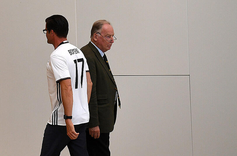 Konter auf die fragwürdigen Äußerungen von AfD-Vize Alexander Gauland (r.). Der CDU-Abgeordnete Sven Petke im Boateng-Trikot.