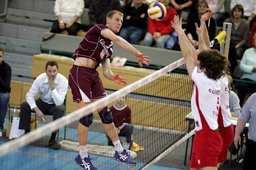 Internationale Klasse am Unterhachinger Utzweg: Patrick Steuerwald beim Zuspiel auf Emanuel Kohut (r.).Foto: sampics/Augenklick