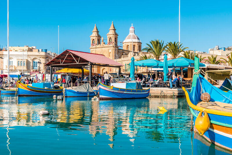 Genießen Sie die mediterrane Küche mit einer unglaublichen Aussicht.