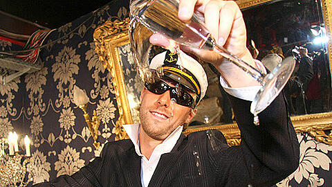 Nein, wie stressig: Yachtmeister nimmt am Set eine Champagner-Dusche.