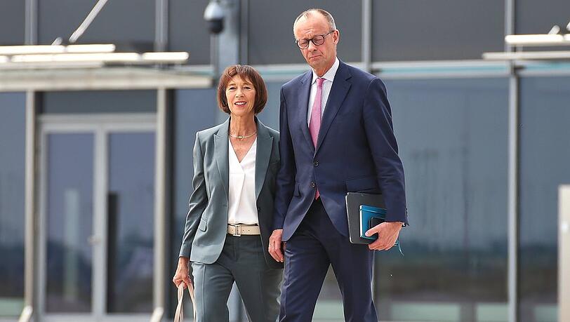 Beim Abflug in Berlin trug Charlotte Merz bereits den grauen Anzug, mit dem sie dann auch in Kanada neben ihrem Mann Friedrich Merz aus dem Flugzeug stieg.