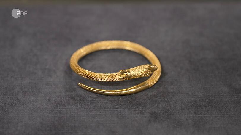 Der Armreif bildete ein Nilkrokodil ab. Dieses hatte im alten Ägypten eine besondere Bedeutung und galt als heiliges Tier. Der Armreif bildete ein Nilkrokodil ab. Dieses hatte im alten Ägypten eine besondere Bedeutung und galt als heiliges Tier.