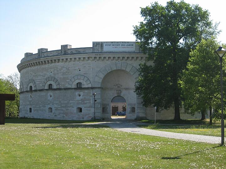 Turm Triva in Ingolstadt. Er beherbergt ab November 2011 das bayerische Polizeimuseum. Jetzt ist hier erstmals eine Ausstellung zu sehen: Vom Tatort ins Labor - Rechtsmediziner decken auf