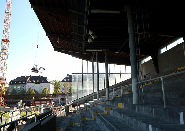Der Rollrasen wächst an, die Heizung darunter ist installiert, im Juli 2013 soll das alte Grünwalder Stadion dann ein "neues Schmuckstück für alle Fußballfans" sein. Die Bilder vom Baustellenrundgang