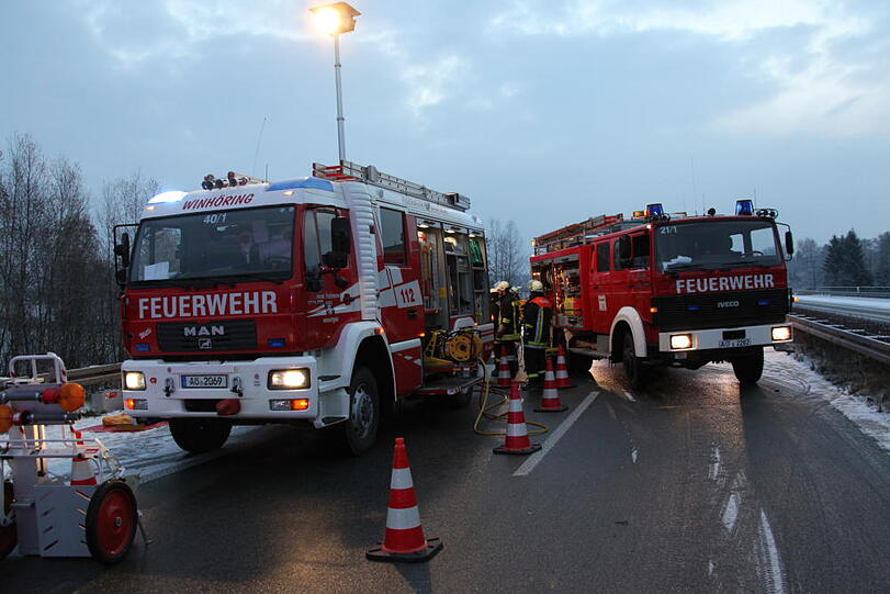 Schwerer Unfall auf dr A94 bei Töging: Ein Lkw ist ein Unfall-Auto gerast. Ein Mensch kam bei dem Crash ums Leben. Die Bilder.