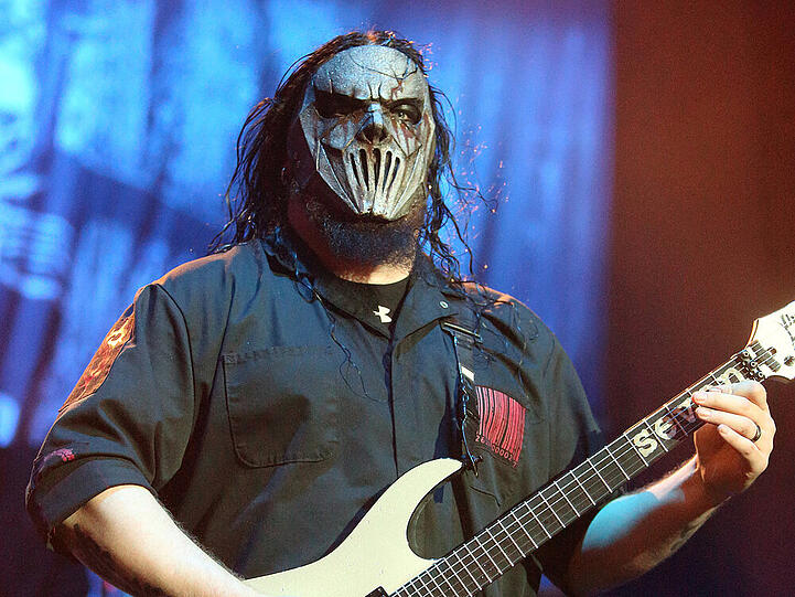 Slipknot-Gitarrist Mick Thomson in seinem Bühnenoutfit