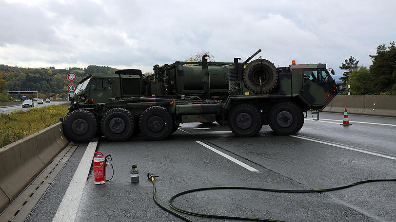 Ein kurioser Unfall der US Army legte am Samstag die A9 lahm. Die Bilder.