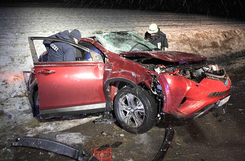 Ein Mann ist am Donnerstagabend in Stetten (Landkreis Mühldorf) mit seinem Auto von der Straße abgekommen. Der Wagen war nach dem Unfall schrottreif.