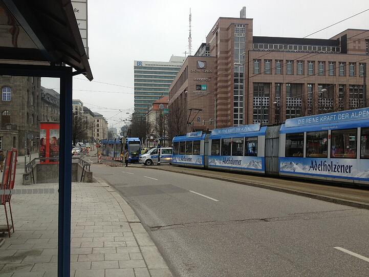 Die Tram 17 Richtung Hauptbahnhof (links hinten) ist mit einem Auto kollidiert. Die Tramspur ist nun in beide Richtungen blockiert.