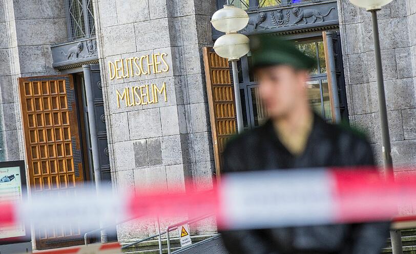 Im Innenhof des Deutschen Museums ist ein Baggerfahrer auf eine Weltkriegsbombe gestoßen.
