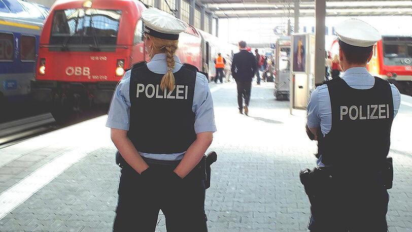 Die Bundespolizei konnte die Betrunkenen vom Mitarbeiter trennen. (Symbolbild)