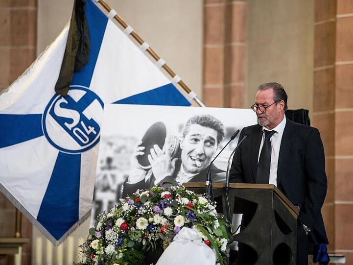 Schalkes ehemaliger Trainer Huub Stevens verabschiedet Assauer mit einer Rede.
