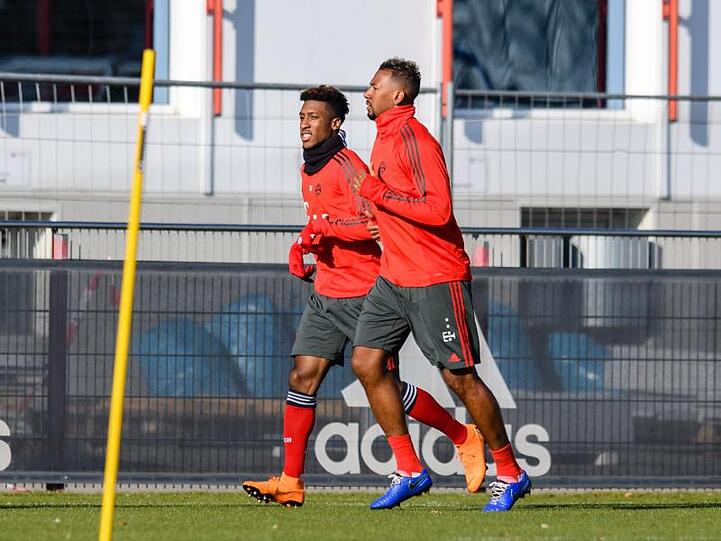 Kingsley Coman (l) und Jerome Boateng vom FC Bayern München während einer Trainingseinheit. Foto: Matthias Balk