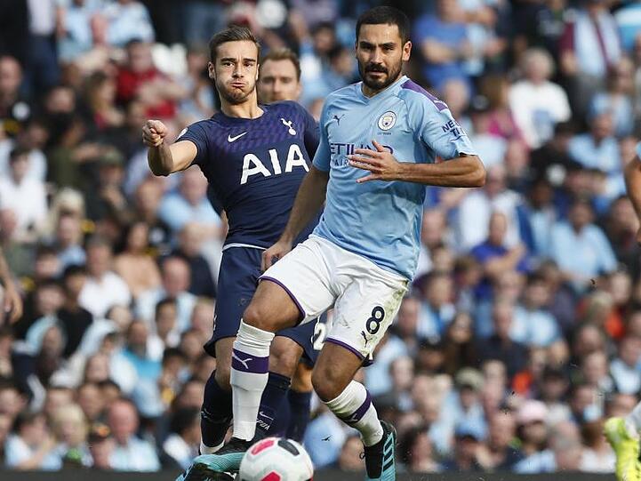 Ilkay Gündogan (r) ärgerte sich über die Handspiel-Regel.