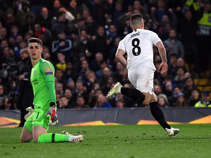 Eintracht-Torschütze Luka Jovic (r) jubelt - Chelsea-Keeper Kepa ist geschlagen.