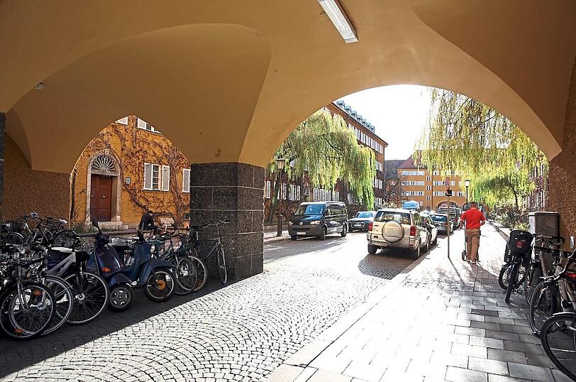 Da geht's rein: eine burgähnliche Hofdurchfahrt.