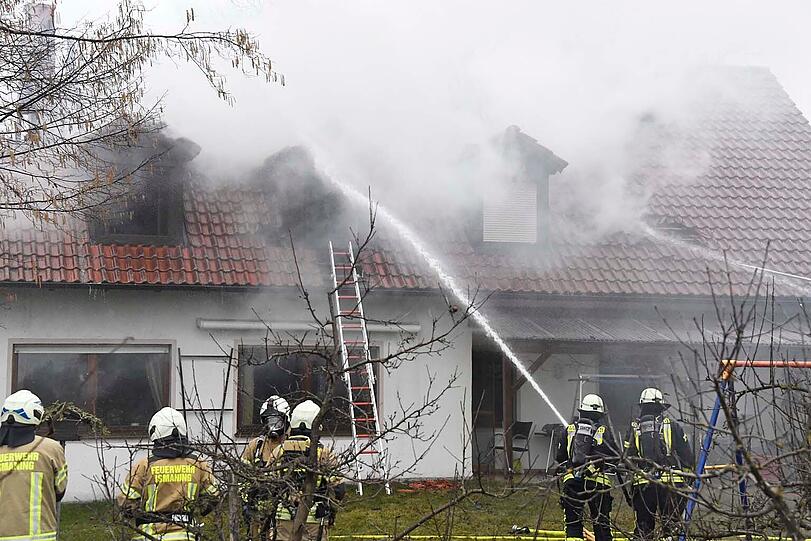 Trotz des schnellen Eingreifens der Feuerwehren brannte der Dachstuhl komplett aus.