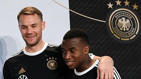 Zwei Kick-Generationen: Manuel Neuer (36) und Youssoufa Moukoko, der gerade 18 geworden ist.
