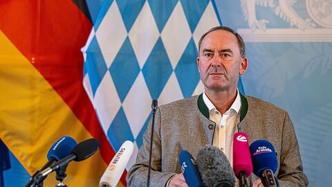 Hubert Aiwanger (Freie Wähler), Staatsminister für Wirtschaft, spricht auf einer Pressekonferenz.