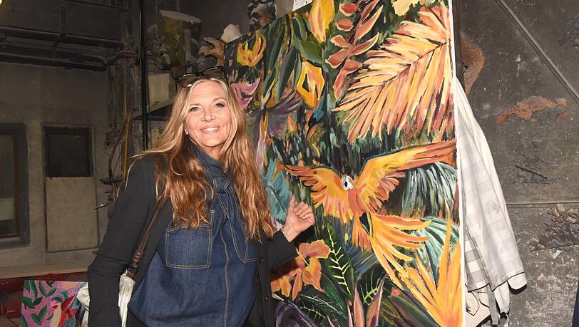 Ex-Dschungelcamperin Nicole Belstler-Boettcher kommt  vor Kurzem zu einer Vernissage in die Kunstgie&szlig;erei M&uuml;nchen.