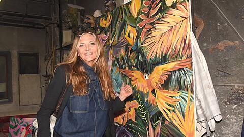 Ex-Dschungelcamperin Nicole Belstler-Boettcher kommt  vor Kurzem zu einer Vernissage in die Kunstgie&szlig;erei M&uuml;nchen.