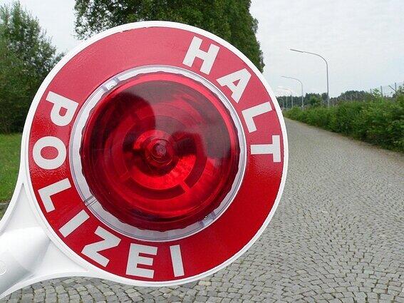 Bei einer Tempokontrolle erfasste ein 25-Jähriger mit seinem Wagen einen Polizisten.