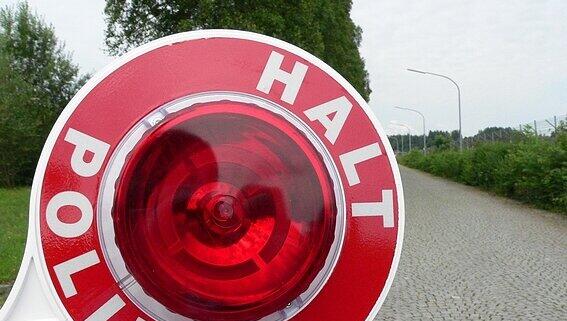 Bei einer Tempokontrolle erfasste ein 25-Jähriger mit seinem Wagen einen Polizisten. Bei einer Tempokontrolle erfasste ein 25-Jähriger mit seinem Wagen einen Polizisten.